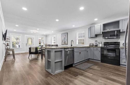 Villa Heights Cottage | 4BR Bright and Modern - Close to Everything
