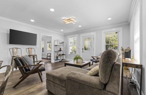 Villa Heights House | 4BR Bright and Modern - Close to Everything