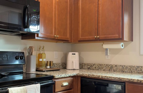Lexington House | 4BR Lexington Home - Pool, Fishing Pond, Firepit. Stylish and Cozy Home