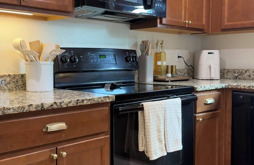Lexington House | 4BR Lexington Home - Pool, Fishing Pond, Firepit. Stylish and Cozy Home