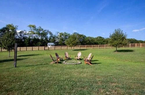 College Grove House | 5 Acre 3 Bedroom Farmhouse Next Door to Troubadour