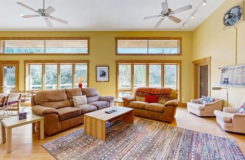 Tuckasegee House | 5 Bed 4 Bath Vacation home in Tuckasegee
