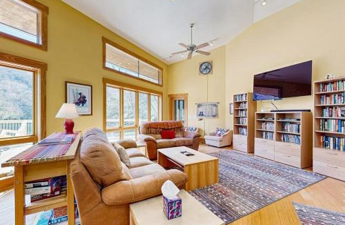 Tuckasegee House | 5 Bed 4 Bath Vacation home in Tuckasegee