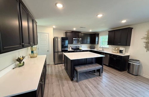 Greensboro House | 5 bedroom spacious in quiet neighborhood