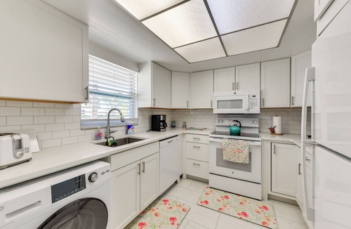 Venice Gardens House | 5 Mi to Venice Beach! Remote-Work-Ready Retreat