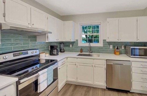 Old Village House | 5 Min to Beach — King Beds