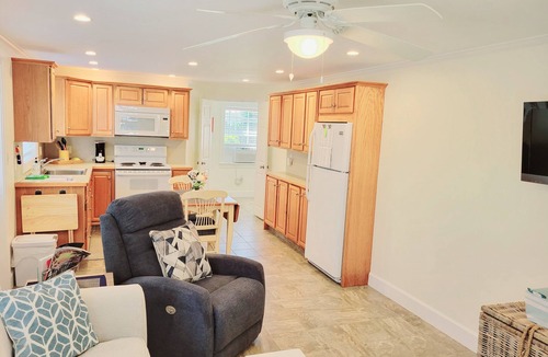 Naples Park House | 5 min to Beaches, Available Jan 2026 21 nt min. Beach Pass Incl.