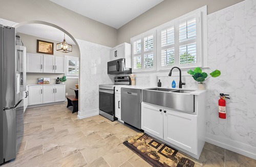 St. Augustine House | 5 Min Walk to St. George Street~Resort Access to Pool & Gym~King Beds~Grill~Wifi