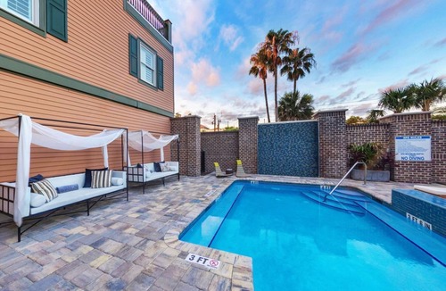 St. Augustine House | 5 Min Walk to St. George Street~Resort Access to Pool & Gym~King Beds~Grill~Wifi
