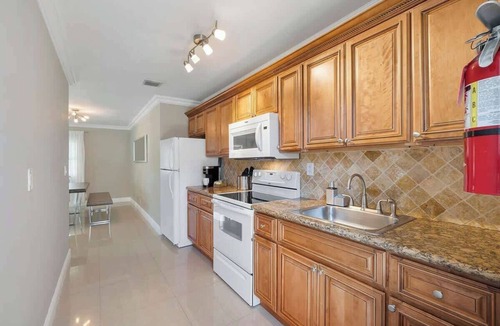 Lake Ridge Apartment | 5 mins to Beach ❤🍹Tiki Hut w/TV ⭐️ Super Comfy Beds