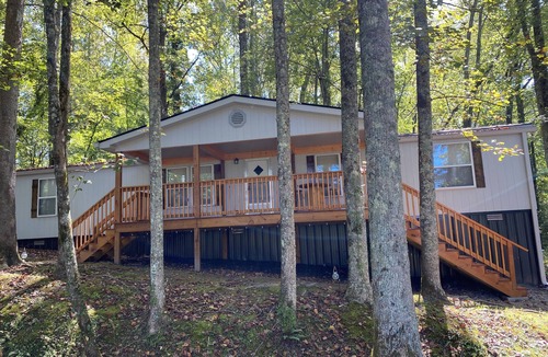 Helen House | 5 Minutes from Helen Modern 3/2 Creekside Cabin at Little Creek Cabins