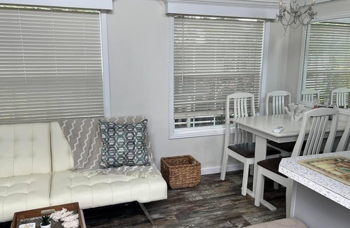 Sandbridge House | 5 Star - Back Bay Area Tiny House “5 min walk to Sandbridge Beach”