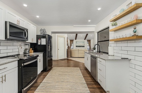 Iona House | 5 Star! Sleeps 9, 4BR/3BA Home w/Pool, Spa + Fenced Yard – Near Beaches