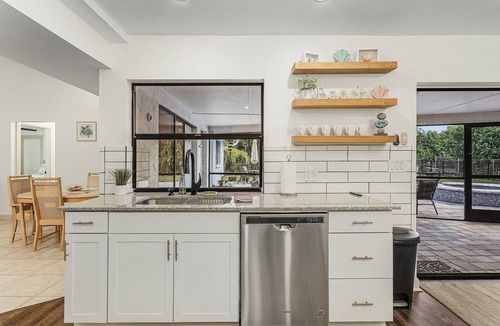 Iona House | 5 Star! Sleeps 9, 4BR/3BA Home w/Pool, Spa + Fenced Yard – Near Beaches