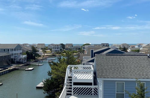 Sunset Beach House | 5 Star Sunset Beach canal home - Kayak, paddleboard, bring your boat & jetskis