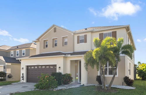Sunrise Lakes House | 6 Bedrooms. Private South Facing Swimming Pool. BBQ