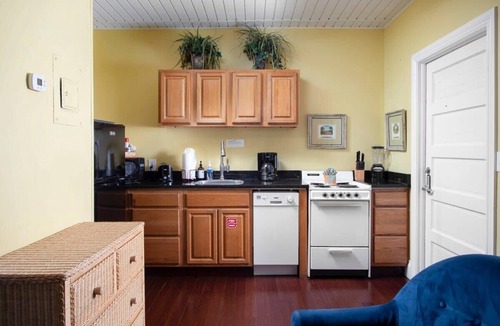 Downtown House | 6 BR 6 BA Guesthouse Suites on Duval free parking, private pool