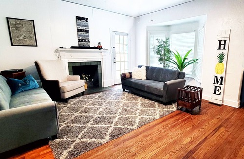 University Heights House | 6 BR House next to Sorority Row/ Shands Hospital/ UF Campus- Perfect for Groups