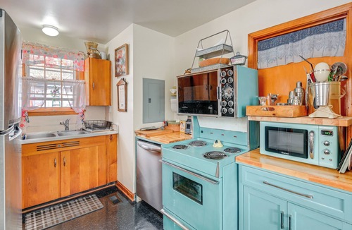 Donelson Hills House | 6 Mi to Downtown: 70s-Themed Home in Nashville!