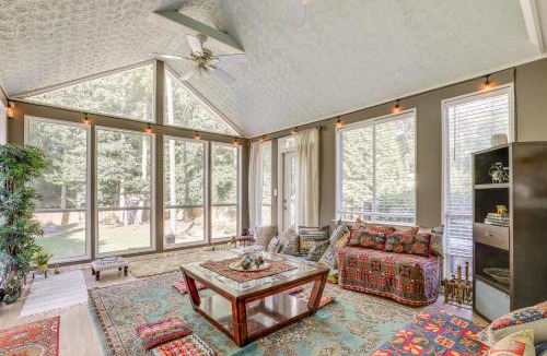 Snellville House | 6 Mi to Stone Mountain Park: Home w/Deck!