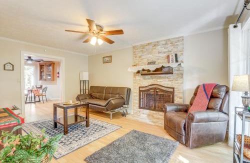 Snellville House | 6 Mi to Stone Mountain Park: Home w/Deck!