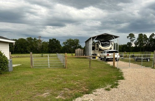 Lake Butler House | 6+ Sleeper Farm Escape with HUGE Yard and RV Hookup is Out Standing in its Field