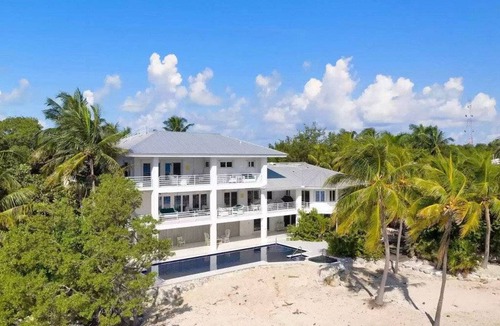 Tavernier House | 640 m² House ∙ 5 bedrooms ∙ 14 guests