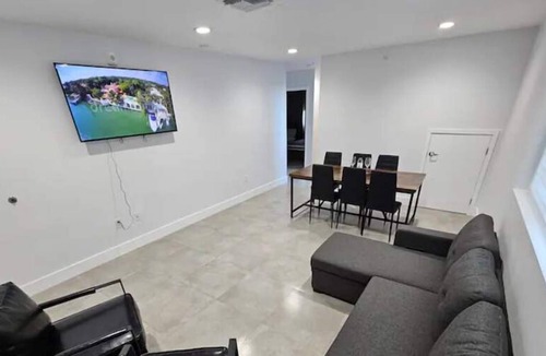 Miami Springs Apartment | 645 Airport/Top House Apartment3