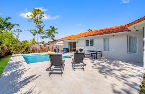 Fontainebleau House | 6BR 3BA Heated Pool Miami Vacation
