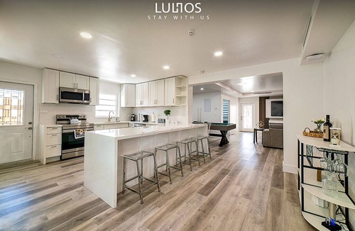 Tamiami House | 6BR Fun Oasis w/Jacuzzi, BBQ & Retro Game Room