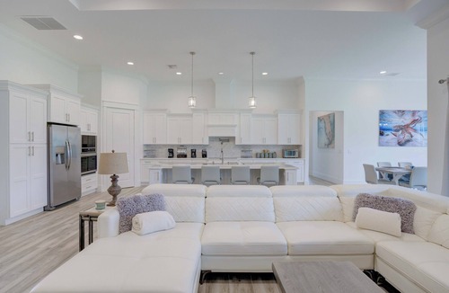 Hobe Sound House | 7 min to Beach ~ Bikes ~ Outdoor Dining Area