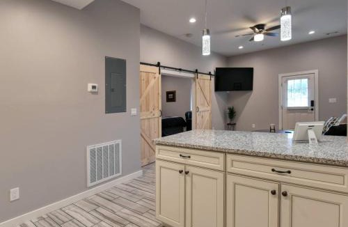 Maryville Apartment | 734 East Broadway, Unit 101A