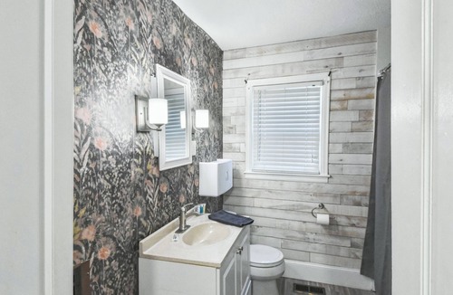 East Lake Cottage | 8 Mins to Downtown, Hospitals, Shops, Scenic Mountain Top View