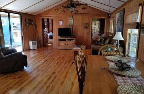 Historic Downtown Apalachicola Boat Rental | 84 m² Houseboat ∙ 1 bedroom ∙ 4 guests