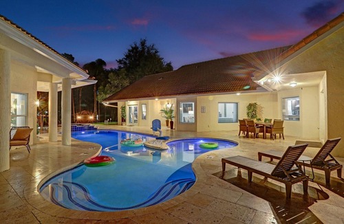 Southwest Ranches Villa | 8BR Luxury Villa w/Amazing Pool & Basketball