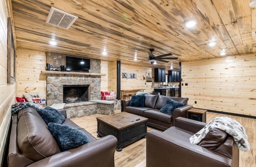 Sevierville House | 9 Bed&Ensuite Bath~Theatre~Game Room~Fire Pit~Dogs