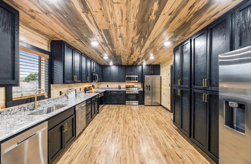 Sevierville House | 9 Bed&Ensuite Bath~Theatre~Game Room~Fire Pit~Dogs