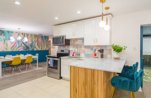 Carter Norwood House | 9 beds! Walk 2 Beach | Game Room | Cowboy Pool | Mini Golf! PETS OK!