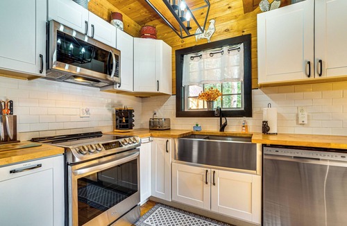Clarkesville Cabin | 9 Mi to Lake Burton: Cabin w/Deck Near Helen