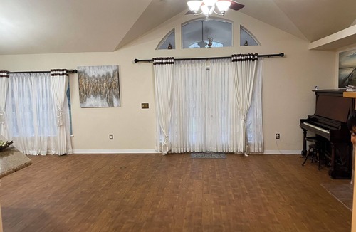 Gainesville House | A cozy, spacious environment to bring out your peace, and lay off your worries.