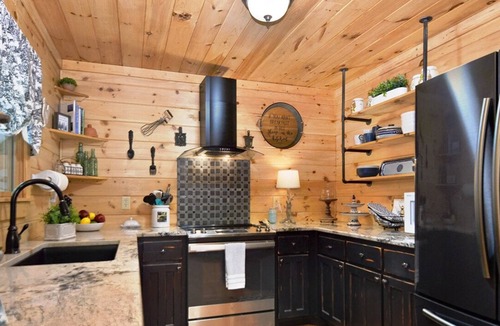 Ridgeline Vistas Cabin | A Creek Runs Thru It, Hot Tub, Creekfront, pet friendly 3/3, fireplc., WIFI
