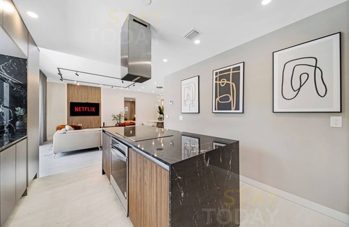 Hallandale Beach Villa | ★ A Designers 5 Bedroom Home - Heated Pool/BBQ/Boat Dock 55ft