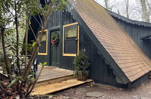 Newland Cabin | A-frame Blue Ridge Parkway Cabin - Treehouse porch