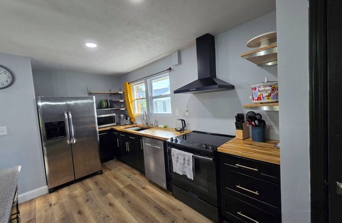 Oak Ridge House | A+ location: UT, Melton Hill Parks, ORNL, shops