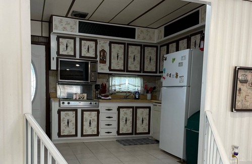 Taylor Creek House | A quaint water front getaway!
