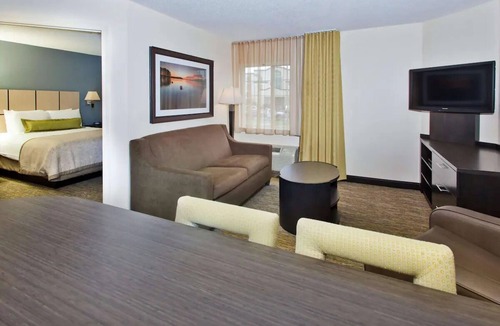 Ashley Oaks House | A quick drive from McGhee Tyson Airport! Private Full Kitchen! Pets Allowed!