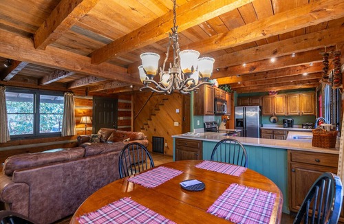 Boone Cabin | A River Runs Through It Quaint cabin on Watauga River with Hot Tub Perfect quiet getaway