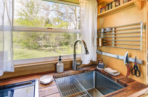 Abingdon Apartment | Abingdon Vacation Rental Tiny Home on 10-Acre Farm
