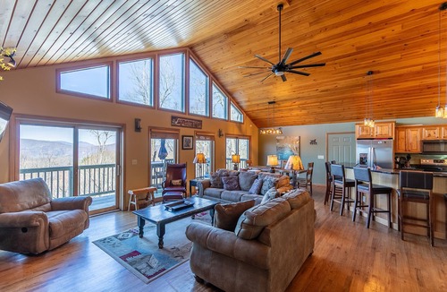 Blowing Rock Cabin | Above It All - Amazing Views! In Blowing Rock, hot tub, pool table!