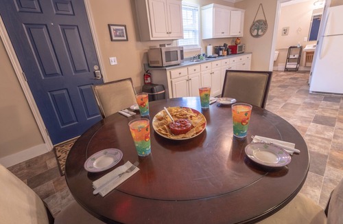 Mars Hill Cottage | ADA-Friendly Estate Cottage 2 King Beds Quiet Retreat